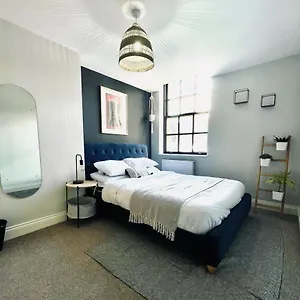 Wessex House - Cozy Town Centre Two Bedroom - Short Stroll To And Nightlife Apartment